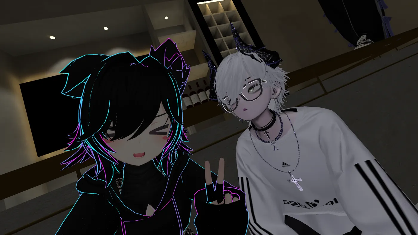 VRChat 里，两个角色在昏暗的房间里合影