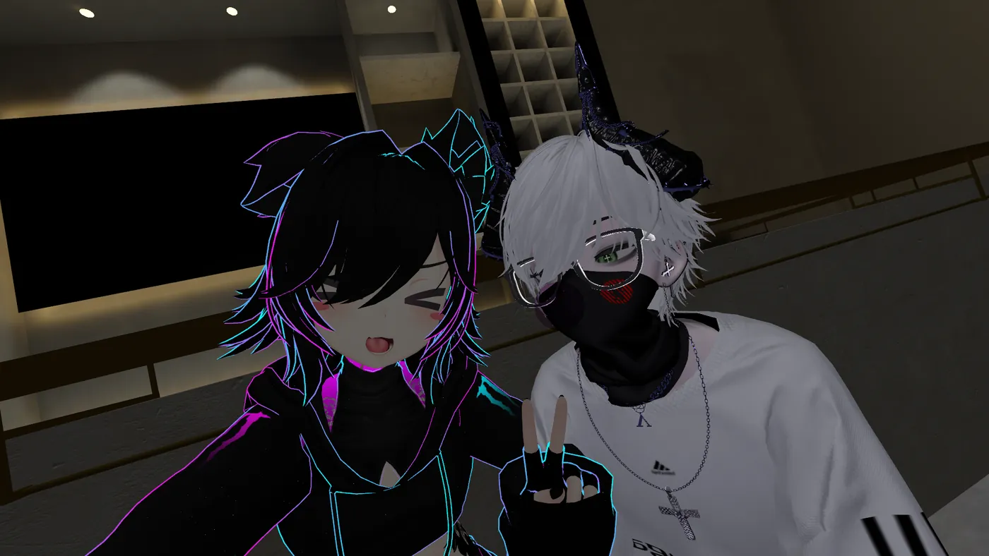 VRChat 合影，有人比出剪刀手