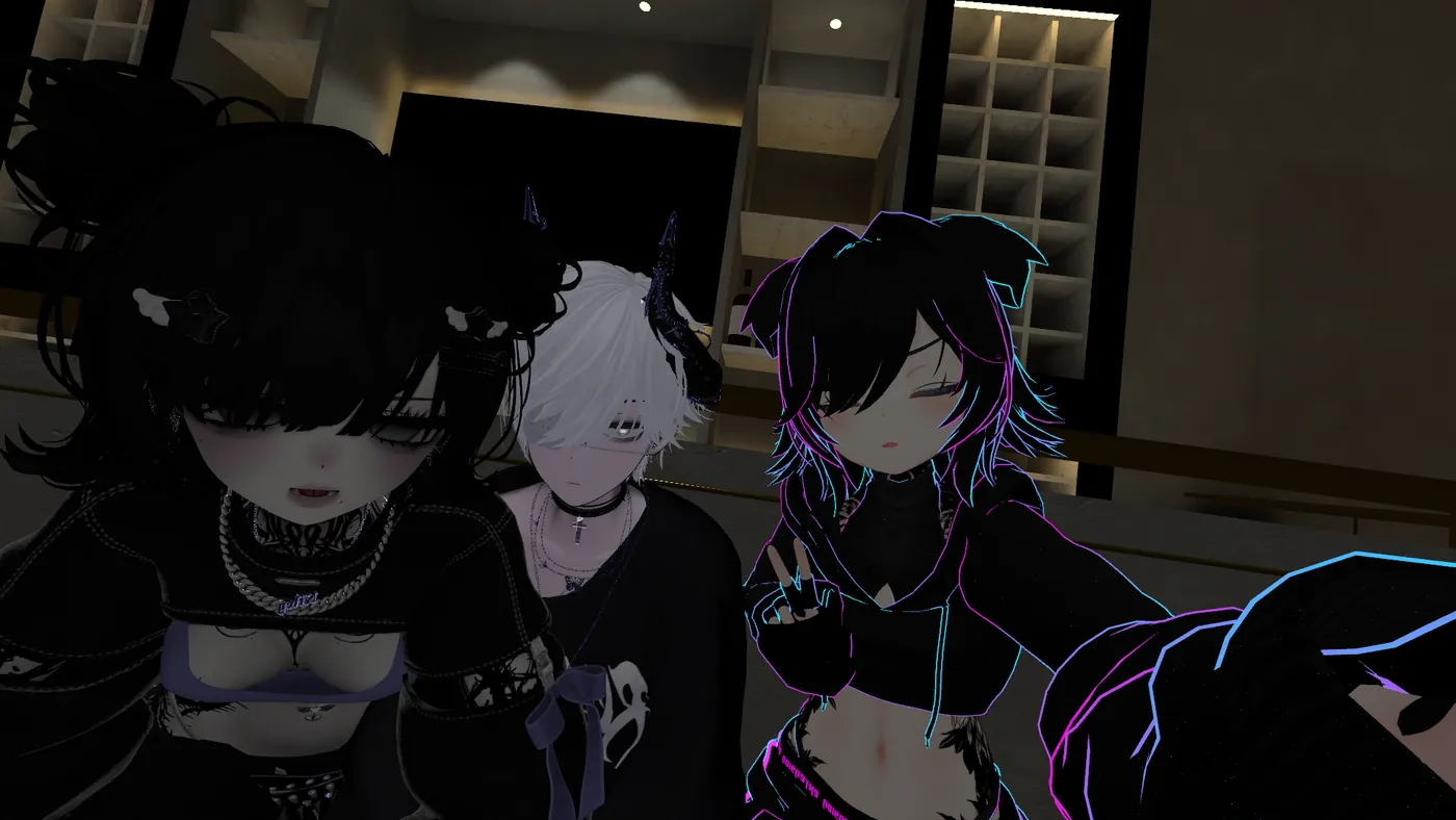VRChat 合影，画面偏暗